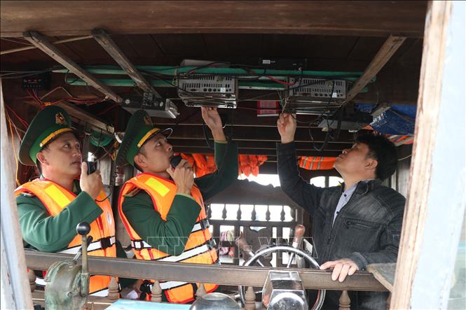 Kiểm tra thiết bị, máy móc bộ đàm trên tàu cá của ngư dân thành phố Huế. Ảnh: Mai Trang - TTXVN