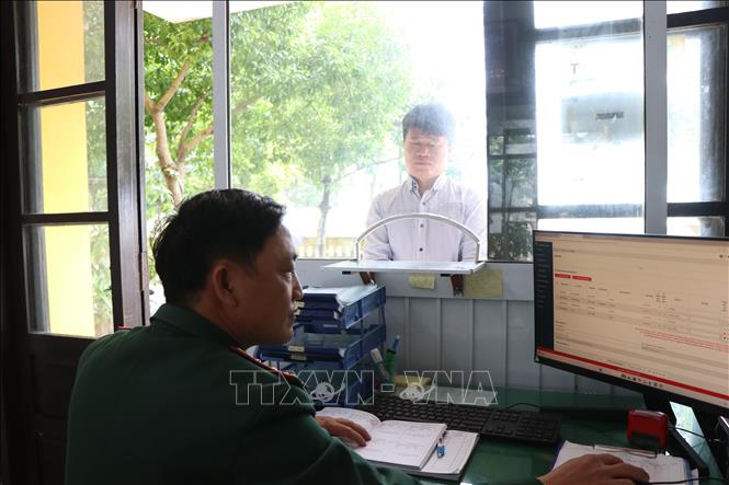 Kiểm tra, kiểm soát các giấy tờ, hồ sơ thủ tục của tàu cá. Ảnh: Mai Trang - TTXVN