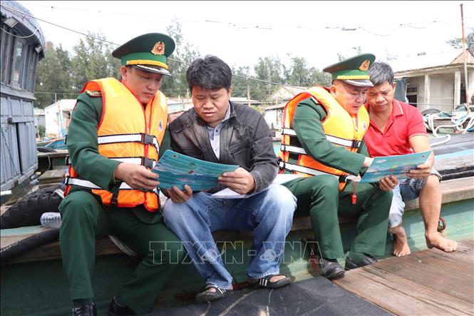 Tuyên truyền các quy định phòng chống khai thác IUU cho ngư dân. Ảnh: Mai Trang - TTXVN
