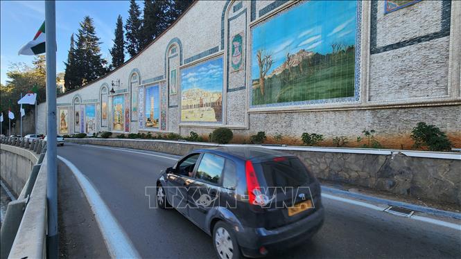 Bức tranh tường gốm sứ hoành tráng ở trung tâm thủ đô Algiers. Ảnh: Mạnh Hùng – Phóng viên TTXVN tại Algeria