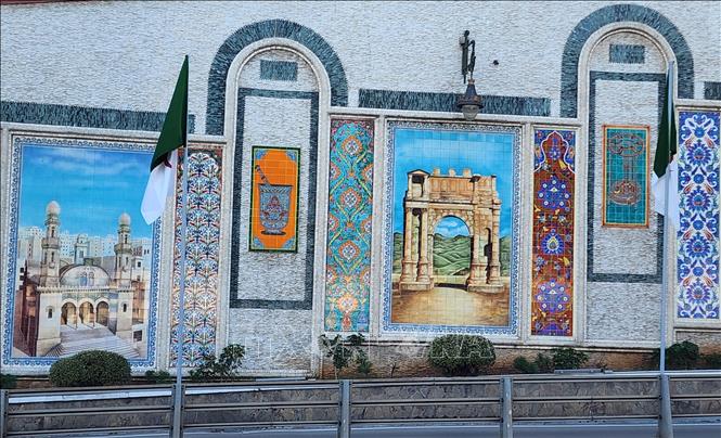 Hình ảnh trong các bức tranh tường bằng gốm sứ thường là chân dung các nhà lãnh đạo kiệt xuất, danh lam thắng cảnh hay di tích lịch sử của Algeria. Ảnh: Mạnh Hùng – Phóng viên TTXVN tại Algeria