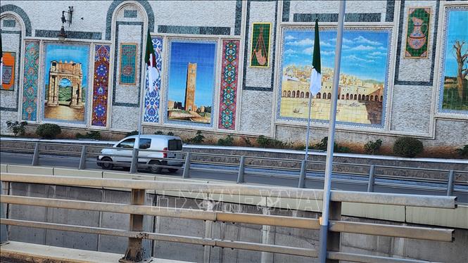 Tranh tường gốm sứ phổ biến tại Algeria bởi độ bền cao trước khí hậu Địa Trung Hải, giữ được màu sau hàng chục năm và mang tính giáo dục văn hóa, lịch sử cao. Ảnh: Mạnh Hùng – Phóng viên TTXVN tại Algeria