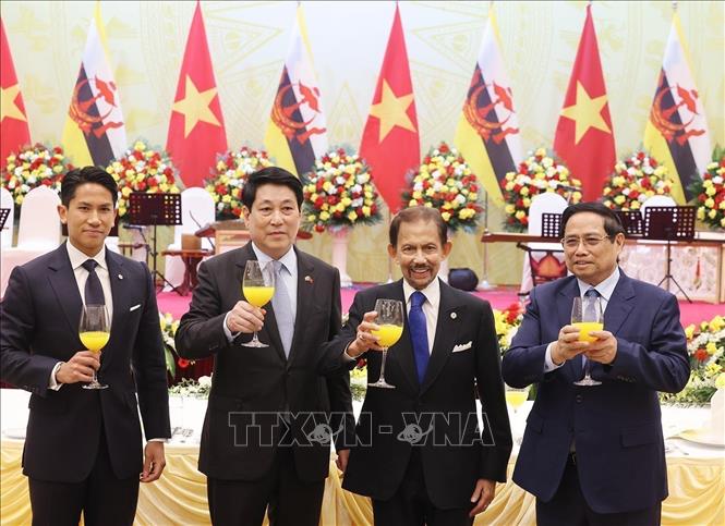 State President Luong Cuong on December 1 hosts a state banquet in honour of Sultan Haji Hassanal Bolkiah. VNA Photo: Lâm Khánh