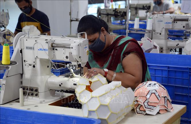 Công nhân làm việc tại nhà máy ở Jalandhar, Ấn Độ. Ảnh: ANI/TTXVN