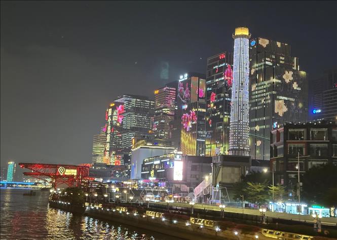 Đêm trên dòng Châu Giang giữa lòng thành phố Quảng Châu luôn rực rỡ sắc màu. Ảnh: Công Tuyên-PV TTXVN tại Trung Quốc