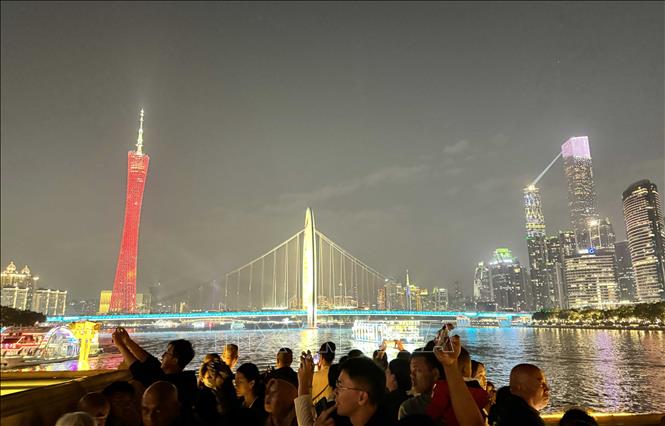 Cảnh đẹp thơ mộng về đêm tại Châu Giang đã thu hút rất nhiều du khách và người dân mua vé lên thuyền du ngoạn. Ảnh: Công Tuyên-PV TTXVN tại Trung Quốc