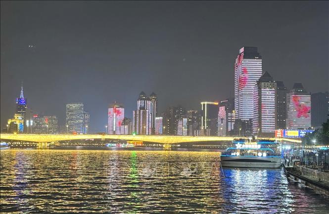 Đêm trên dòng Châu Giang giữa lòng thành phố Quảng Châu luôn rực rỡ sắc màu. Ảnh: Công Tuyên-PV TTXVN tại Trung Quốc