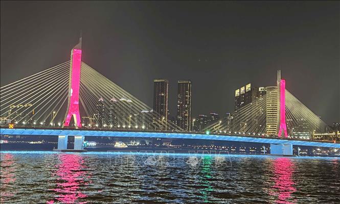 Những cây cầu bắc qua sông Châu Giang luôn rực rỡ ánh đèn khi về đêm. Ảnh: Công Tuyên-PV TTXVN tại Trung Quốc