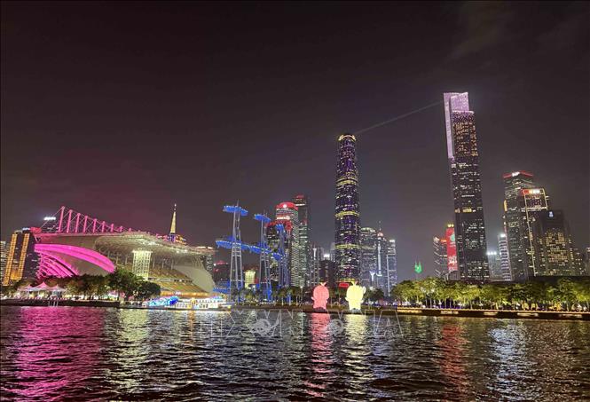 Ánh đèn lung linh của toàn bộ thành phố Quảng Châu phồn hoa như phản chiếu lên con sông, tạo một cảm giác vừa hoài niệm, vừa thi vị. Ảnh: Công Tuyên-PV TTXVN tại Trung Quốc