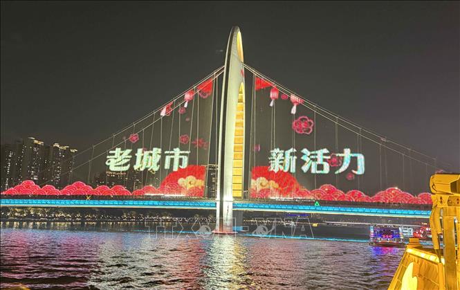 Cây cầu bắc qua sông Châu Giang được trang trí lung linh với dòng chữ 