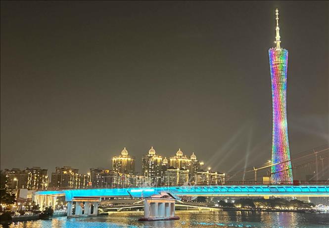 Tổng chiều cao 600m, Tháp Quảng Châu thiết kế với hình dạng vô cùng độc đáo, nổi bật giữa khung trời Quảng Châu như một biểu tượng cao chọc trời. Ảnh: Công Tuyên-PV TTXVN tại Trung Quốc