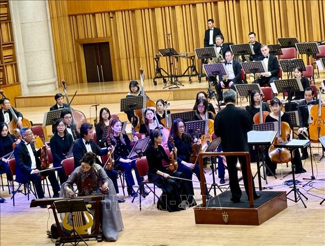 Nghệ sĩ biểu diễn tại chương trình. Ảnh: Phương Lan - TTXVN