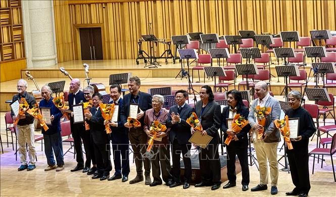 Ban tổ chức vinh danh và trao Bằng chứng nhận tham dự Festival cho các nhạc sĩ, nghệ sĩ quốc tế. Ảnh: Phương Lan - TTXVN