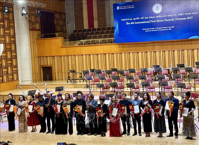 Ban tổ chức vinh danh và trao Bằng chứng nhận tham dự Festival cho các nghệ sĩ Việt Nam. Ảnh: Phương Lan - TTXVN 