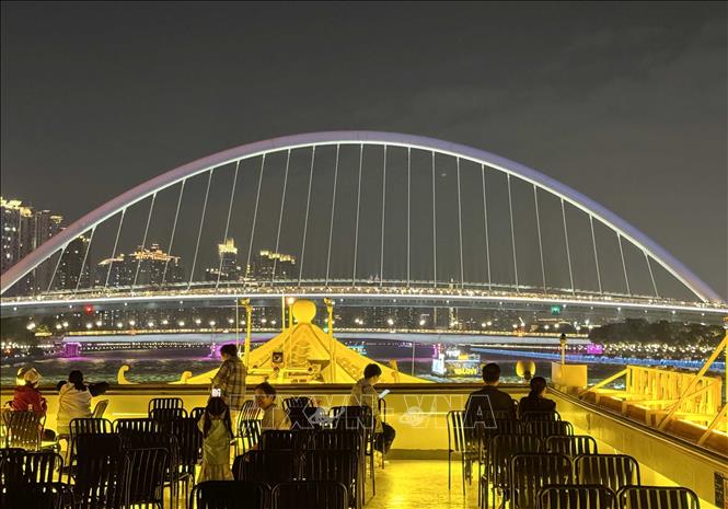 Với khoảng hơn 1 giờ đồng hồ ngồi trên tàu du lịch chiêm ngưỡng cảnh quan Châu Giang, du khách sẽ có những giây phút thư thái ngắm nhìn những cao ốc hiện đại dọc bên sông với ánh đèn lung linh đủ màu sắc. Ảnh: Công Tuyên-PV TTXVN tại Trung Quốc