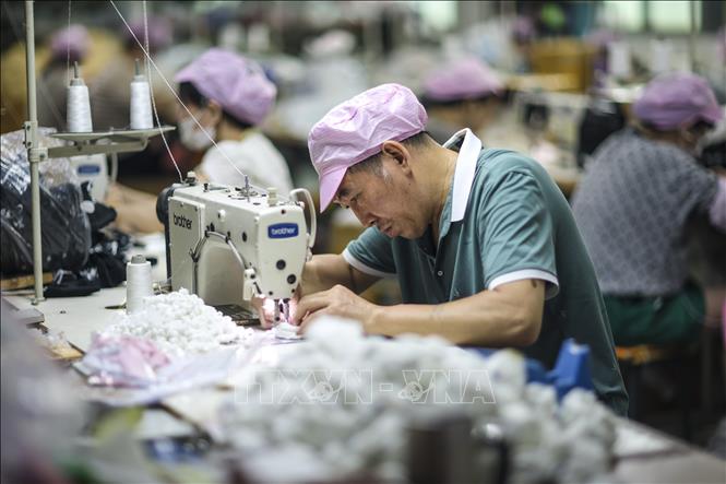 Công nhân làm việc tại nhà máy ở tỉnh Quảng Đông, Trung Quốc. Ảnh: THX/TTXVN