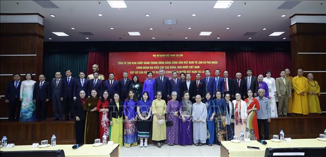 Party General Secretary To Lam meets with staff of the Vietnamese Embassy and representatives of the Vietnamese community in Vientiane on December 1 evening. VNA Photo: Thống Nhất