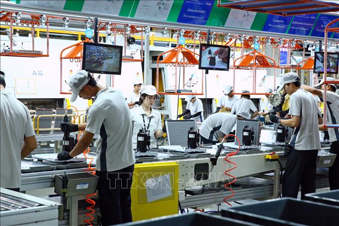 Công nhân làm việc tại nhà máy ở Chonburi, Thái Lan. Ảnh: THX/TTXVN
