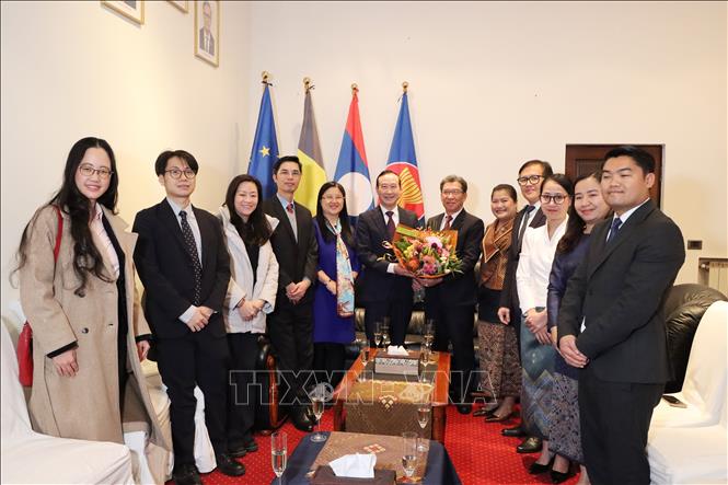 Đại sứ Nguyễn Văn Thảo, phu nhân cùng các cán bộ Đại sứ quán Việt Nam tại Brussels (phải) chúc mừng Đại sứ quán Lào nhân kỷ niệm 50 năm Quốc khánh Lào. Ảnh: Hương Giang - PV TTXVN tại Bỉ