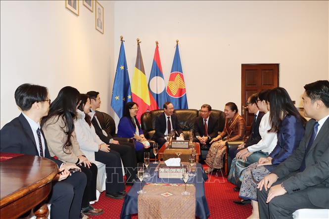 Đại sứ Nguyễn Văn Thảo, phu nhân cùng các cán bộ Đại sứ quán Việt Nam tại Brussels (phải) chúc mừng Đại sứ quán Lào Nhân kỷ niệm 50 năm Quốc khánh. Ảnh : Hương Giang - PV TTXVN tại Bỉ
