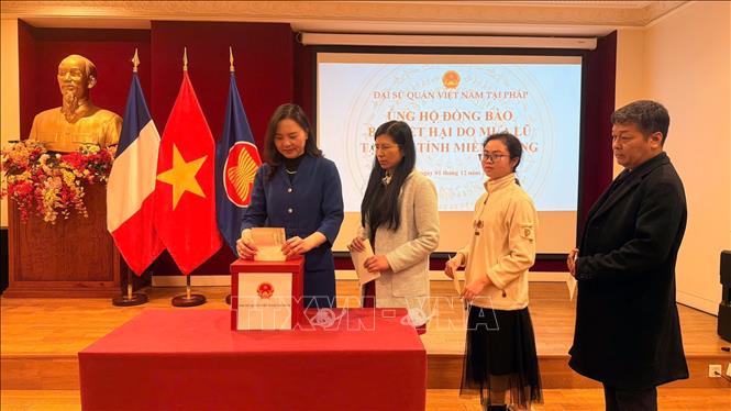 Đại sứ Nguyễn Thị Vân Anh, Trưởng Phái đoàn Thường trực Việt Nam bên cạnh UNESCO, cùng các cán bộ của Phái đoàn UNESCO tham gia quyên góp ủng hộ đồng bào bị bão lũ ở khu vực miền Trung – Tây Nguyên. Ảnh: Hữu Chiến - P/v TTXVN tại Pháp 