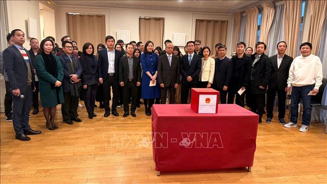 Đại sứ Việt Nam tại Pháp Đinh Toàn Thắng; Đại sứ Nguyễn Thị Vân Anh, Trưởng Phái đoàn Thường trực Việt Nam bên cạnh UNESCO; cán bộ, nhân viên Đại sứ quán và đại diện các cơ quan Việt Nam tai Pháp tại buổi lễ. Ảnh: Hữu Chiến - P/v TTXVN tại Pháp 