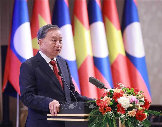 General Secretary of the Communist Party of Vietnam Central Committee To Lam attends a state banquet hosted by General Secretary of the Lao People’s Revolutionary Party and President of Laos Thongloun Sisoulith in Vientiane on December 1. VNA Photo: Thống Nhất