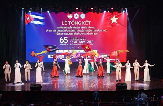 Tiết mục văn nghệ mang đậm tình hữu nghị Việt Nam - Cuba được biểu diễn trong Lễ tổng kết Chương trình vận động ủng hộ nhân dân Cuba “65 năm nghĩa tình Việt Nam - Cuba”. Ảnh: Thanh Tùng - TTXVN