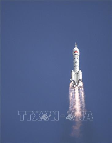 (Tư liệu) Tên lửa đẩy Trường Chinh-2F mang theo tàu vũ trụ Thần Châu-20 được phóng từ Trung tâm phóng vệ tinh Tửu Tuyền, Tây Bắc Trung Quốc ngày 24/4/2025. Ảnh: THX/TTXVN