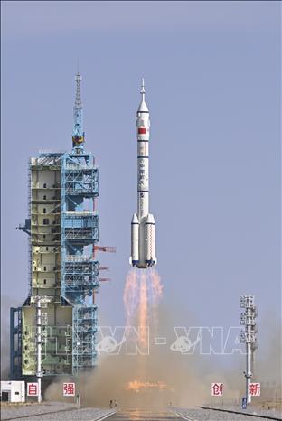 (Tư liệu) Tên lửa đẩy Trường Chinh-2F mang theo tàu vũ trụ Thần Châu-20 được phóng từ Trung tâm phóng vệ tinh Tửu Tuyền, Tây Bắc Trung Quốc ngày 24/4/2025. Ảnh: THX/TTXVN