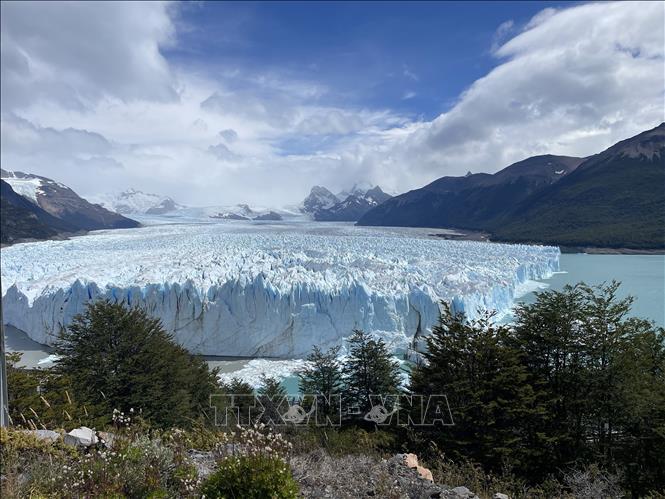 Sông băng Perito Moreno ở Patagonia, thành phố cực Nam của Nam Mỹ nằm ở miền Nam Argentina, nổi bật với những khối băng xanh khổng lồ và các vách băng nứt vỡ hùng vĩ. Ảnh: Diệu Hương-PV TTXVN tại Argentina