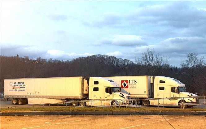 Xe tải lưu thông trên một tuyến đường cao tốc liên bang ở Mỹ. Ảnh: Ngọc Quang-PV TTXVN tại Mỹ