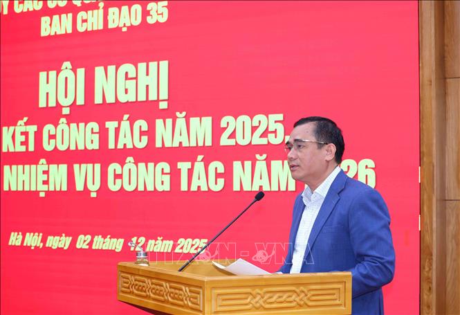 Đồng chí Vũ Đức Tú, Phó Trưởng Ban Thường trực Ban Tuyên giáo và Dân vận Đảng uỷ, Phó Trưởng Ban Chỉ đạo 35 Đảng uỷ trình bày báo cáo tại hội nghị. Ảnh: Phương Hoa – TTXVN
