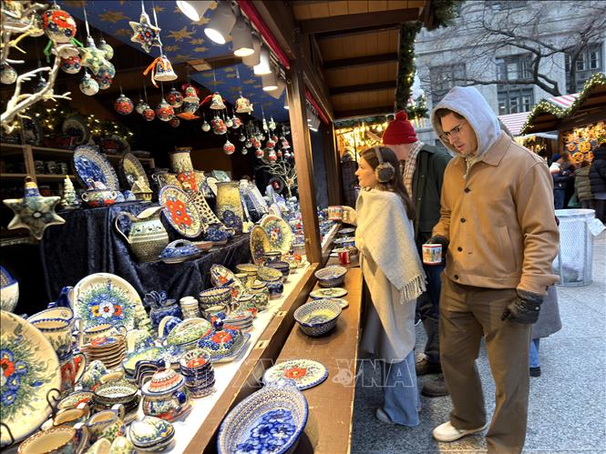 Gian hàng đồ sứ truyền thống tại chợ Giáng sinh Christkindlmarket. Ảnh: Ngọc Quang-PV TTXVN tại Mỹ