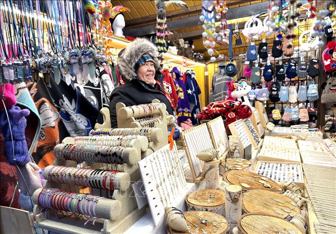 Gian hàng bày bán trang sức thủ công tinh xảo tại Chợ Giáng sinh Christkindlmarket. Ảnh: Ngọc Quang-PV TTXVN tại Mỹ