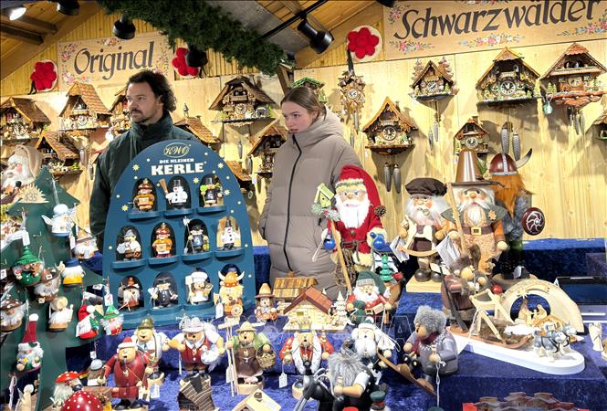 Gian hàng bày bán đồ thủ công và trang trí Giáng sinh mang phong cách Đức truyền thống tại Christkindlmarket. Ảnh: Ngọc Quang-PV TTXVN tại Mỹ