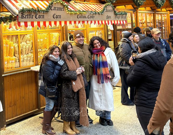 Khách tham quan hào hứng chụp ảnh lưu niệm tại hội chợ. Ảnh: Ngọc Quang-PV TTXVN tại Mỹ