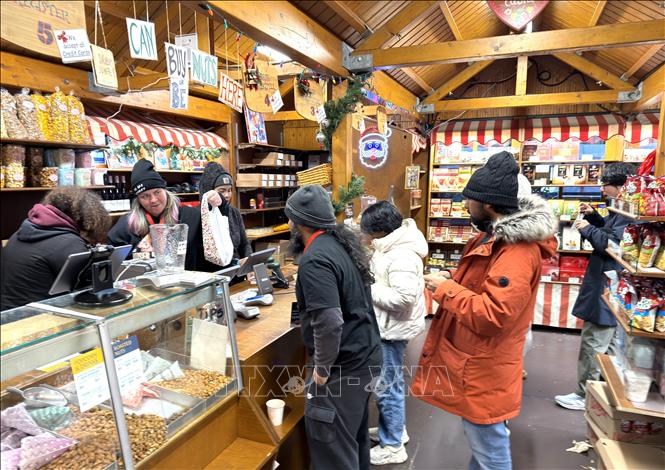 Du khách có thể thưởng thức và mua các món ăn vặt truyền thống tại Christkindlmarket. Ảnh: Ngọc Quang-PV TTXVN tại Mỹ