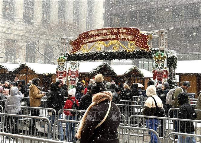 Du khách tới Hội chợ Giáng sinh Christkindlmarket. Ảnh: Ngọc Quang-PV TTXVN tại Mỹ