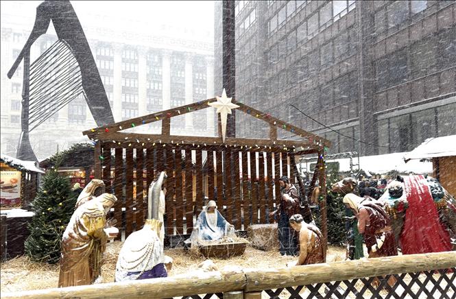 Hoạt cảnh hang đá Giáng sinh được bao phủ trong tuyết rơi tại Christkindlmarket. Ảnh: Ngọc Quang-PV TTXVN tại Mỹ