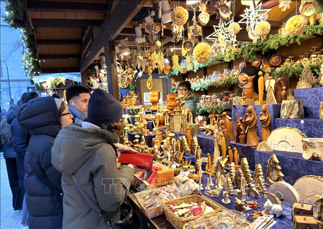 Gian hàng đồ trang trí bằng gỗ tại Hội chợ Christkindlmarket. Ảnh: Ngọc Quang, PV TTXVN tại Mỹ 