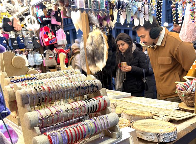 Gian hàng bày bán trang sức thủ công tinh xảo tại Hội chợ Christkindlmarket. Ảnh: Ngọc Quang - PV TTXVN tại Mỹ