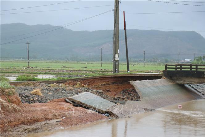 Hệ thống Kênh chính nam cung cấp nước sản xuất cho nhiều vựa lúa bị sạt lở nhiều vị trí. Ảnh: Tuấn Anh - TTXVN