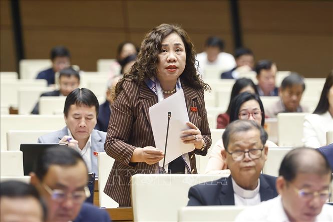 NA deputy Tran Thi Hien from the northern province of Ninh Binh speaks at the session. VNA Photo: Doãn Tấn