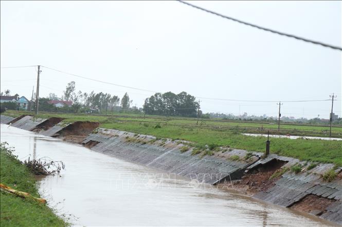 Hàng chục vị trí trên Kênh chính nam thuộc hệ thống thủy lợi Đập Đồng Cam bị sạt lở, hư hỏng. Ảnh: Tuấn Anh - TTXVN