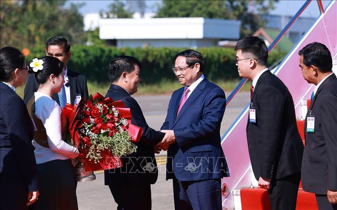 Lễ đón Thủ tướng Phạm Minh Chính đến Thủ đô Vientiane đồng chủ trì Kỳ họp lần thứ 48 Ủy ban liên Chính phủ Việt Nam-Lào. Ảnh: Dương Giang-TTXVN 
