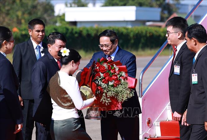 Lễ đón Thủ tướng Phạm Minh Chính đến Thủ đô Vientiane đồng chủ trì Kỳ họp lần thứ 48 Ủy ban liên Chính phủ Việt Nam-Lào. Ảnh: Dương Giang-TTXVN 
