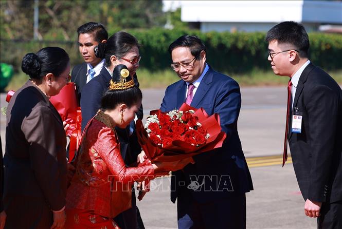 Lễ đón Thủ tướng Phạm Minh Chính đến Thủ đô Vientiane đồng chủ trì Kỳ họp lần thứ 48 Ủy ban liên Chính phủ Việt Nam-Lào. Ảnh: Dương Giang-TTXVN 

