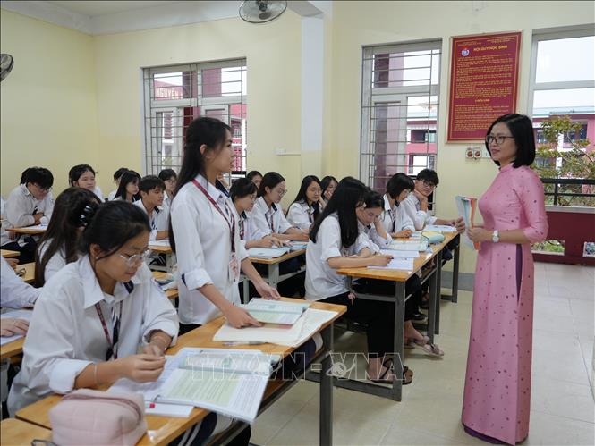 Giờ học của cô và trò Trường THPT Huỳnh Thúc Kháng, Nghệ An. Ảnh: Bích Huệ - TTXVN