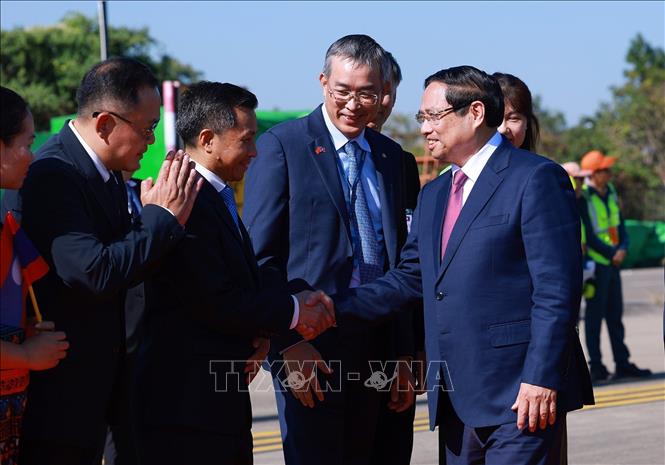 Lễ đón Thủ tướng Phạm Minh Chính đến Thủ đô Vientiane đồng chủ trì Kỳ họp lần thứ 48 Ủy ban liên Chính phủ Việt Nam-Lào. Ảnh: Dương Giang-TTXVN 
